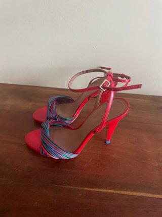 Sandalias charol tacón multicolor y rojo