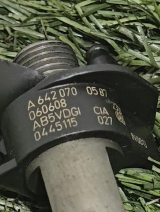 Inyector mercedes-benz a6420700587 clase e 233057