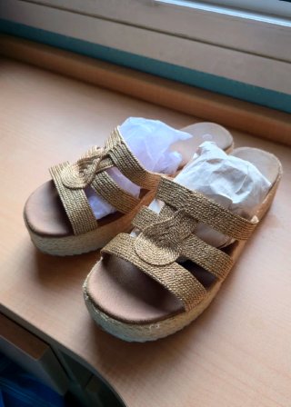 Sandalias doradas cuña trenzadas