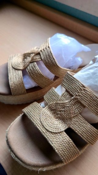 Sandalias doradas cuña trenzadas
