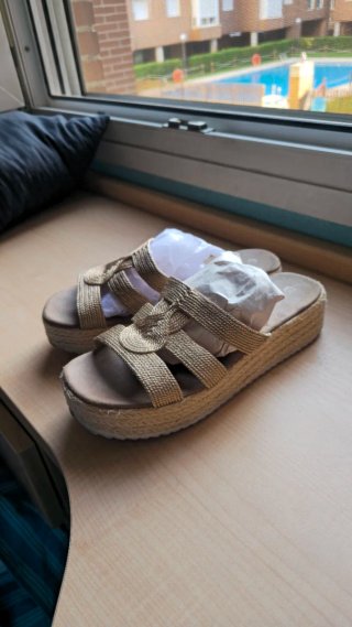 Sandalias doradas cuña trenzadas