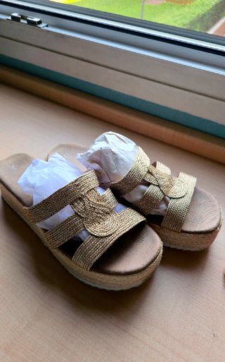 Sandalias doradas cuña trenzadas
