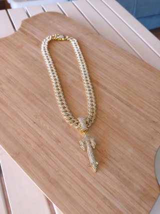 Collar Dorado con Colgante Cruz tennis ice out