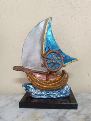 Velero decorativo sobre olas