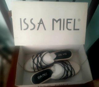 Sandalias Issa Miel Beige y Negras Mujer