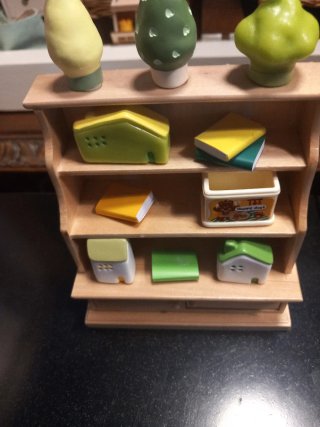 Estanteria de madera con casitas miniatura