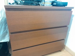 Cómoda de madera marrón