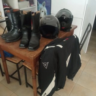 Kit Motero Negro: Botas, Cascos y Chaqueta