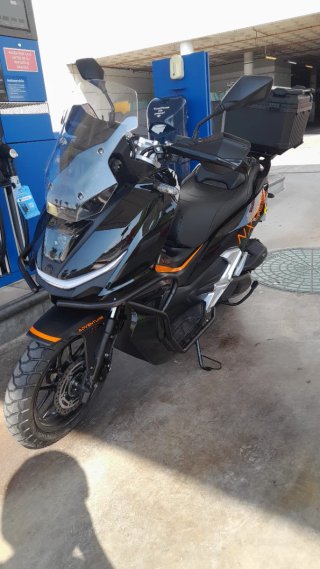 Moto Adventure Maxi-Scooter Negra