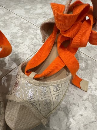 Sandalias Guess cuña lazo naranja T38