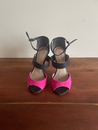 Sandalias de tacón negras y rosas