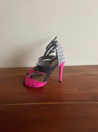 Sandalias de tacón negras y rosas
