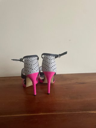 Sandalias de tacón negras y rosas