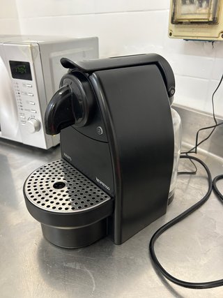 Cafetera Nespresso Krups Essenza XN2003 Negra