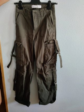 Pantalón cargo Bershka verde militar