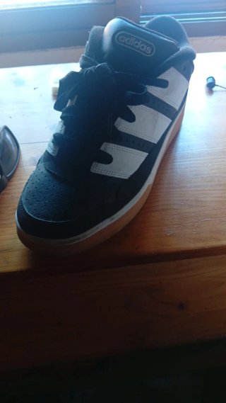 Zapatillas Adidas Negras y Blancas