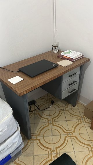 Escritorio vintage madera y metal.