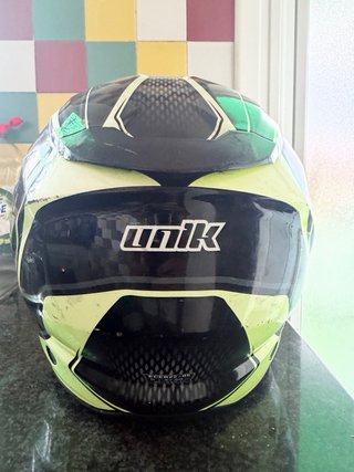 Casco de moto negro con detalles