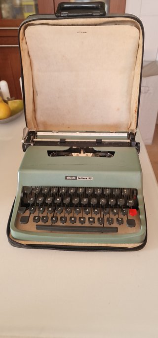 Máquina de escribir Olivetti Lettera antigua