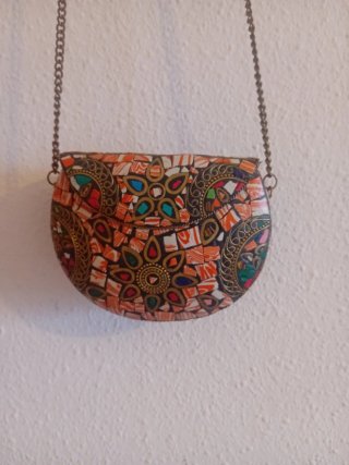 Bolso pequeño de piedras multicolor