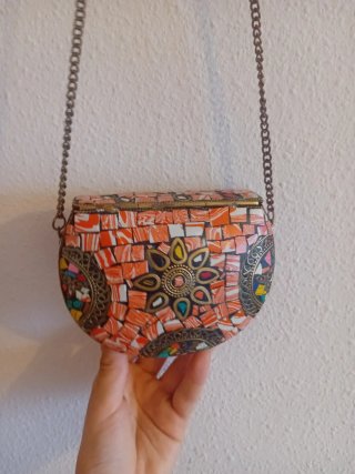Bolso pequeño de piedras multicolor