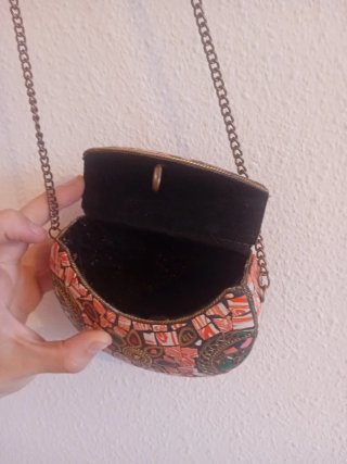 Bolso pequeño de piedras multicolor
