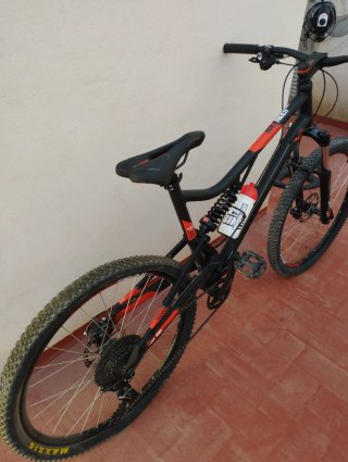 Bicicleta de montaña doble suspensión
