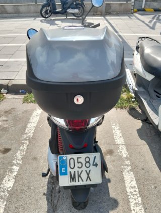 Piaggio Liberty S125 Gris/negro. Duerme en parking