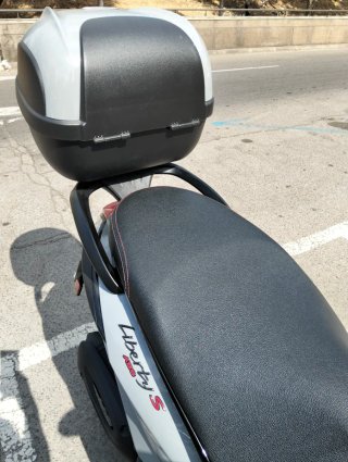 Piaggio Liberty S125 Gris/negro. Duerme en parking