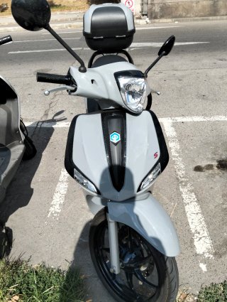 Piaggio Liberty S125 Gris/negro. Duerme en parking