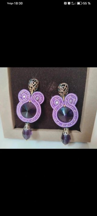 Pendientes morados y dorados