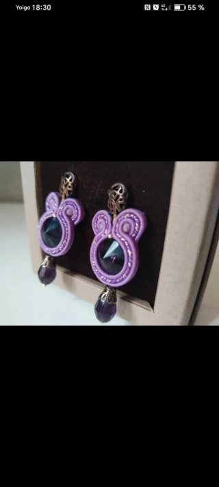 Pendientes morados y dorados
