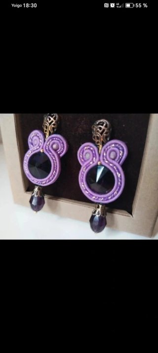 Pendientes morados y dorados