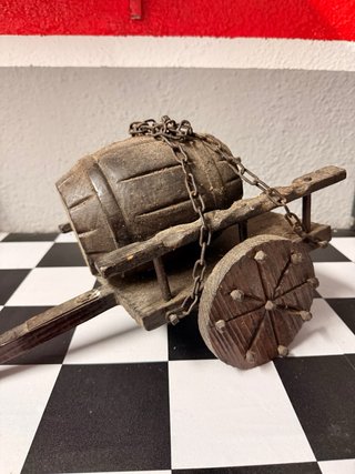 Carro de madera antiguo con barril