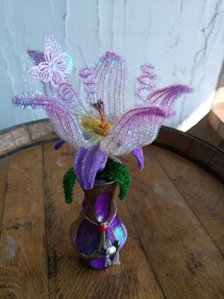 Jarrón decorativo flor morada y marron