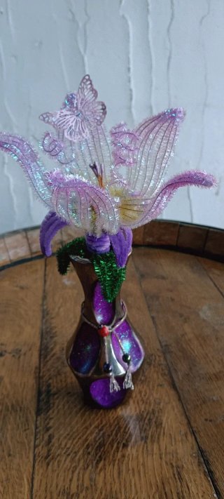 Jarrón decorativo flor morada y marron