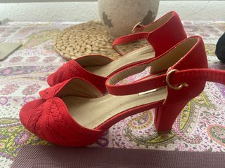 Zapatos de tacón rojos para mujer