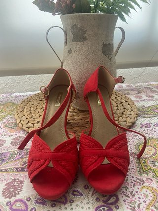 Zapatos de tacón rojos para mujer