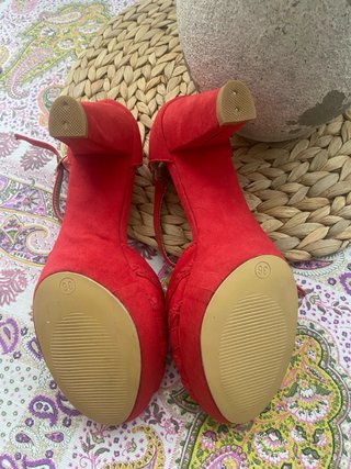 Zapatos de tacón rojos para mujer