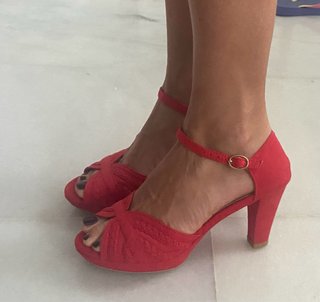 Zapatos de tacón rojos para mujer
