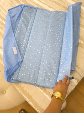 Cuna de viaje azul con estrellas