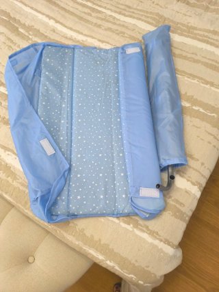 Cuna de viaje azul con estrellas