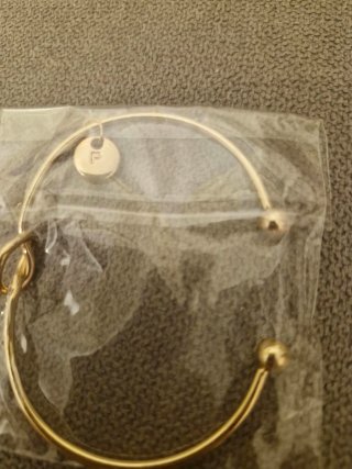 Pulsera con inicial P dorada