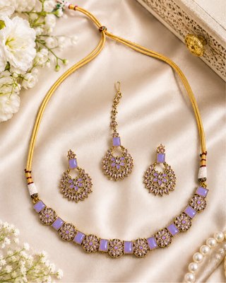 Conjunto collar y pendientes morados