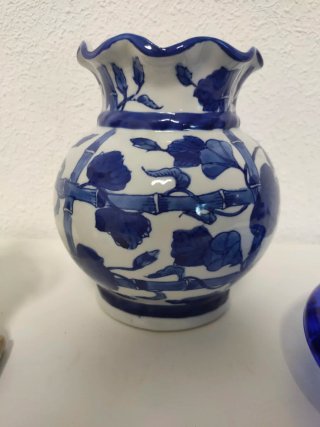 Lote figura porcelana, jarrón y cenicero cristal