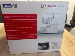 Máquina Overlock Singer S0105