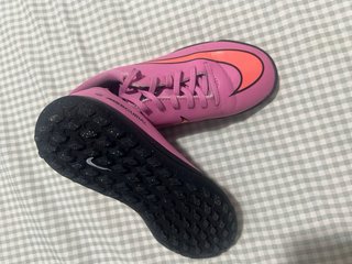 Botas de fútbol Nike rosas y naranjas talla 32