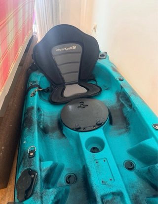 Kayak azul con remos y asiento