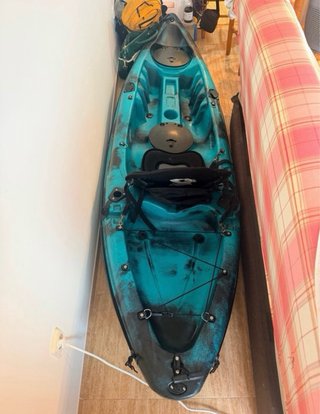 Kayak azul con remos y asiento