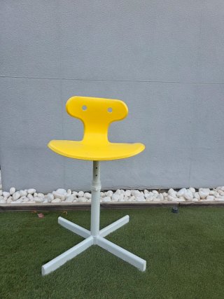 2 sillas de escritorio infantil gris y amarillo.